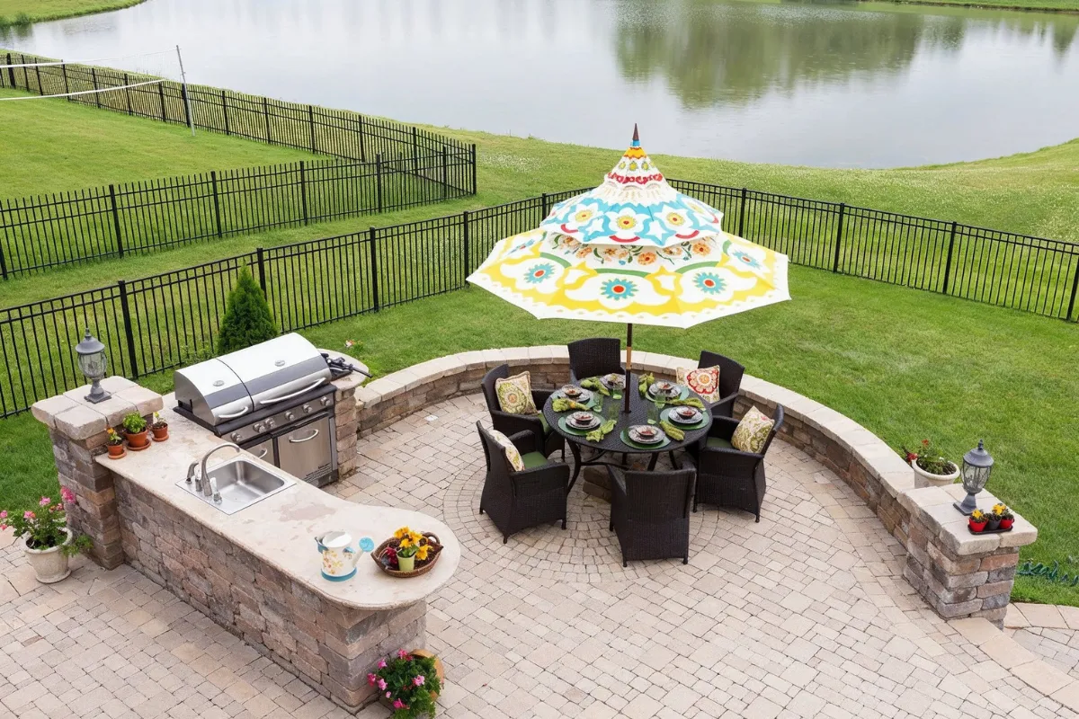 Outdoor kitchen and BBQ area in Los Angeles with built-in grill, patio cover, and modern backyard cooking space